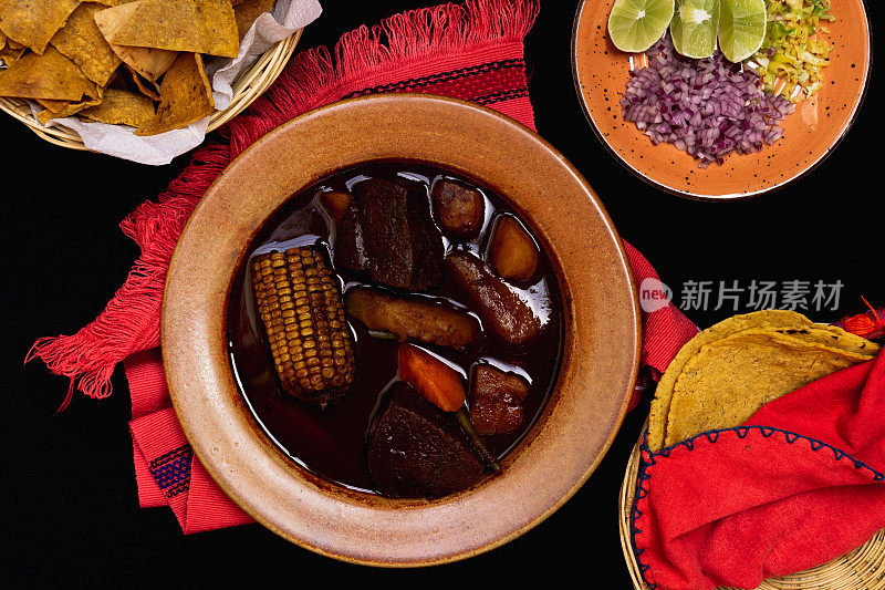 顶部视图的鼹鼠de olla玉米饼和玉米片，墨西哥食物。